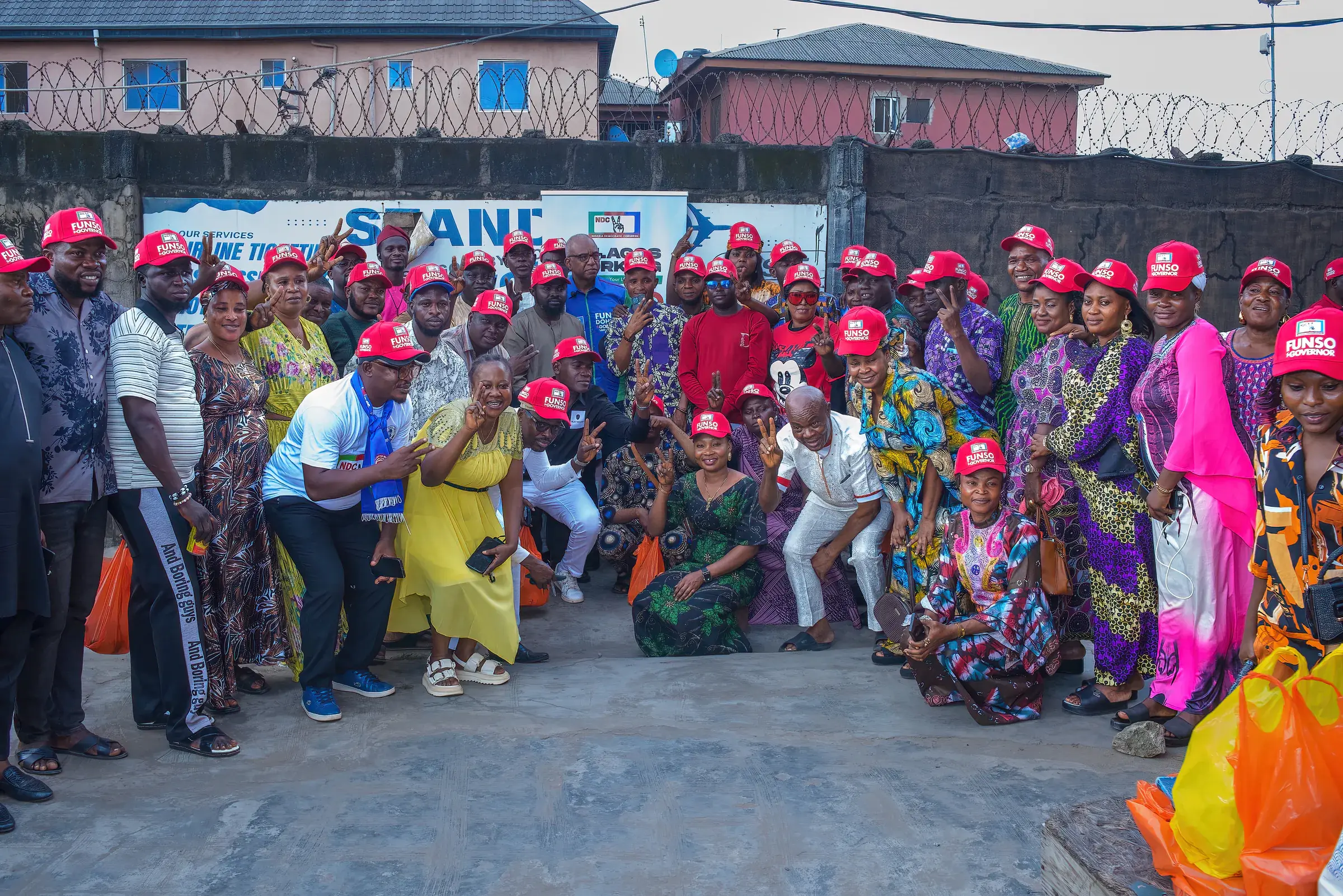 Funso Doherty pẹ̀lú àwọn ènìyàn nígbà ìbẹ̀wò rẹ̀ sí Alimosho.