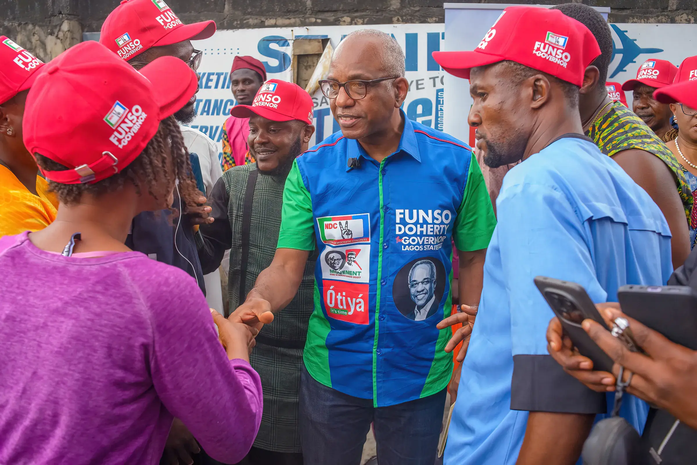 Funso Doherty pẹ̀lú àwọn ènìyàn nígbà ìbẹ̀wò rẹ̀ sí Alimosho.