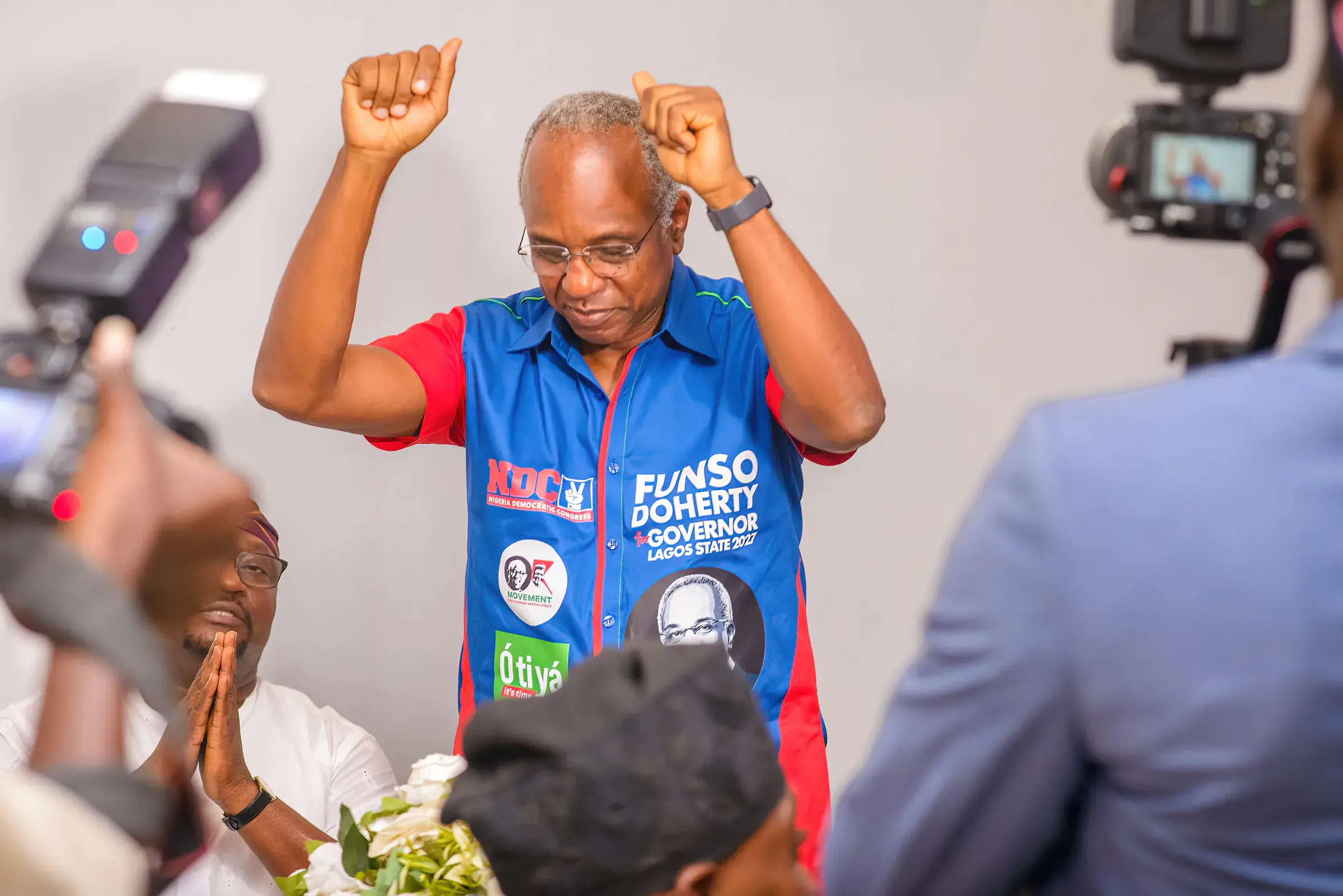 Funso Doherty pẹ̀lú àwọn ènìyàn níbi Àsè Àwọn Olùdíje.