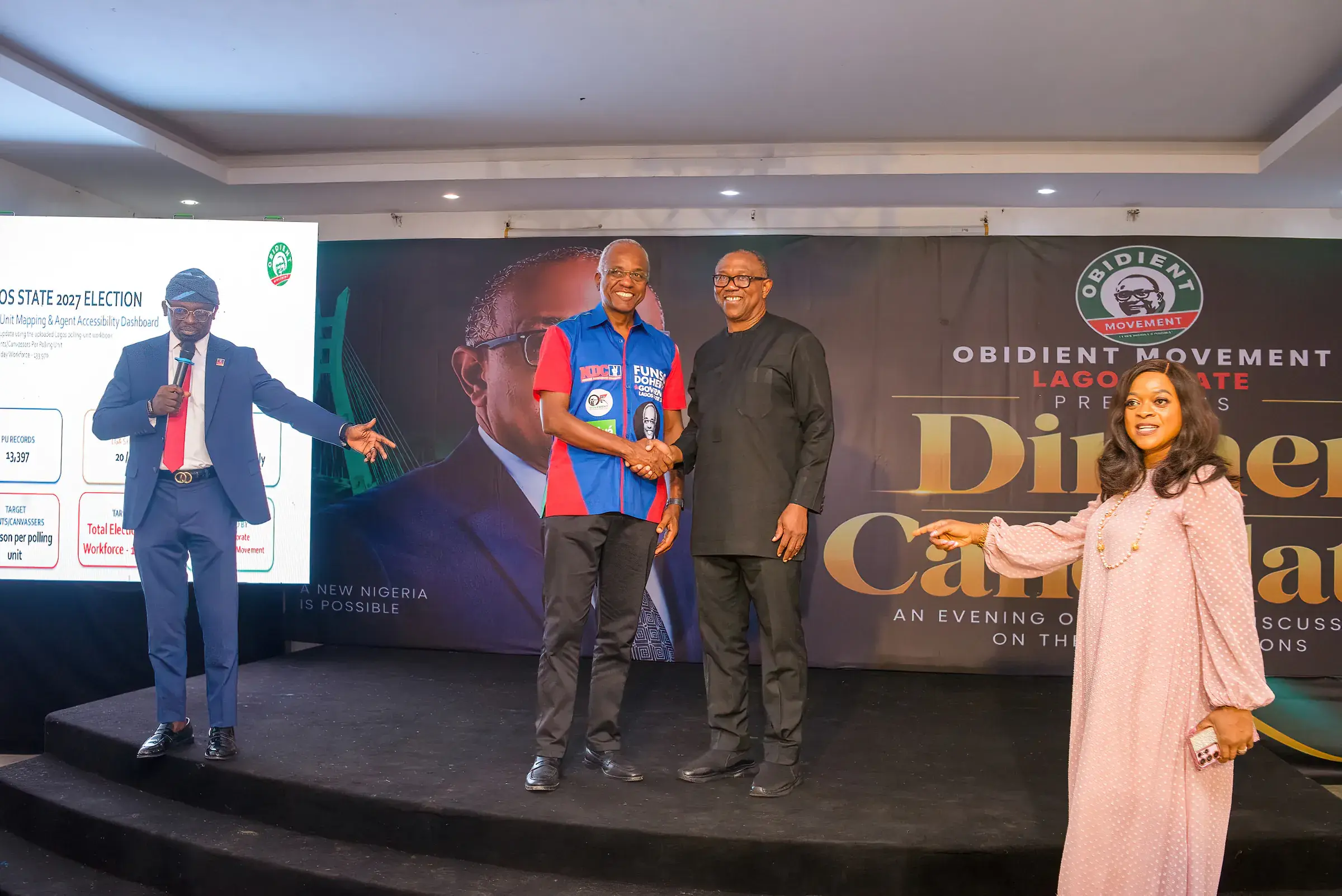 Funso Doherty àti Peter Obi, olùdíje NDC fún ipò Ààrẹ, lórí pèpéle níbi Àsè Àwọn Olùdíje.