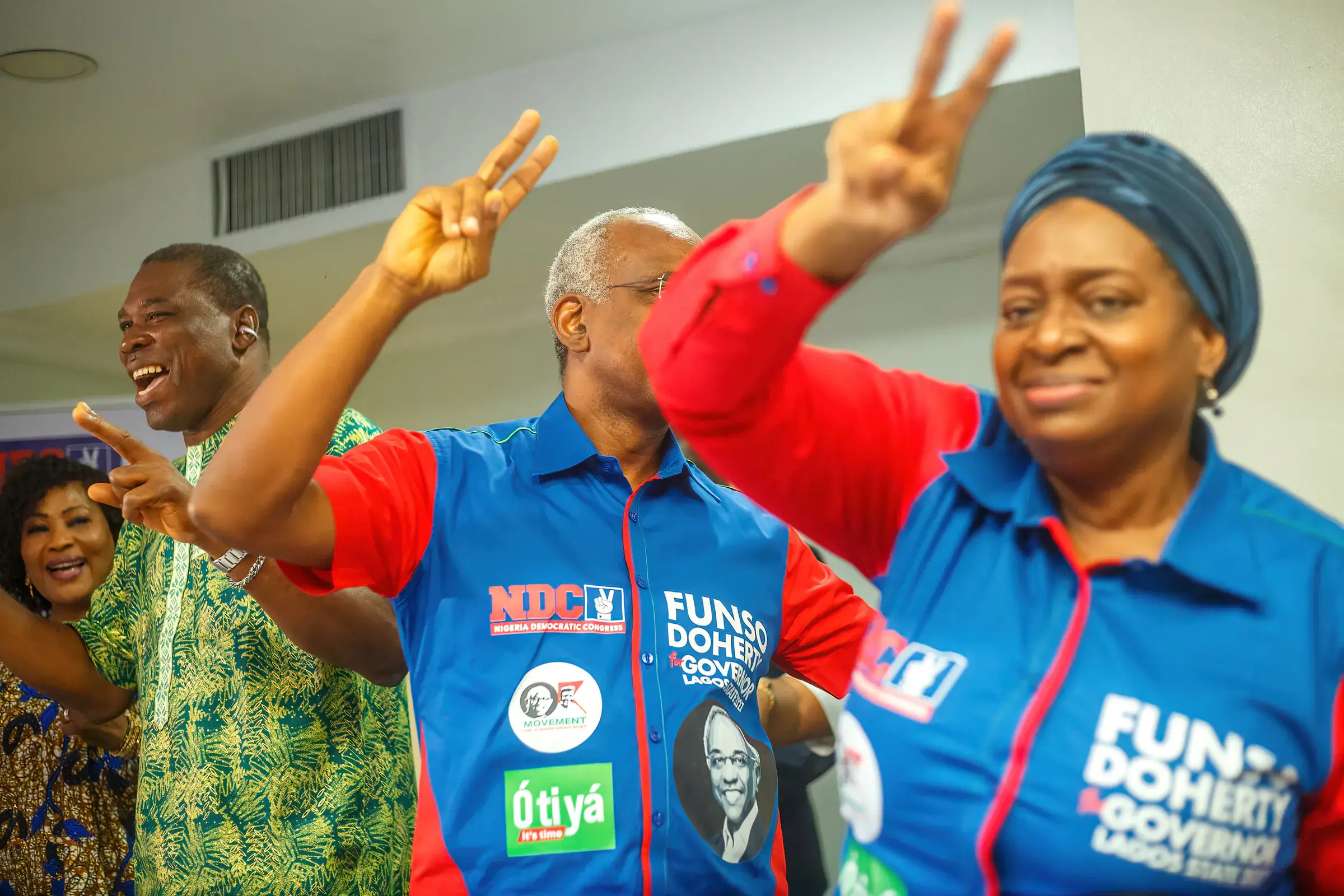Funso Doherty pẹ̀lú àwọn ènìyàn níbi ìfilọ́lẹ̀ Tolani Animashaun àti ìwé ètò Ọ̀nà Tuntun.