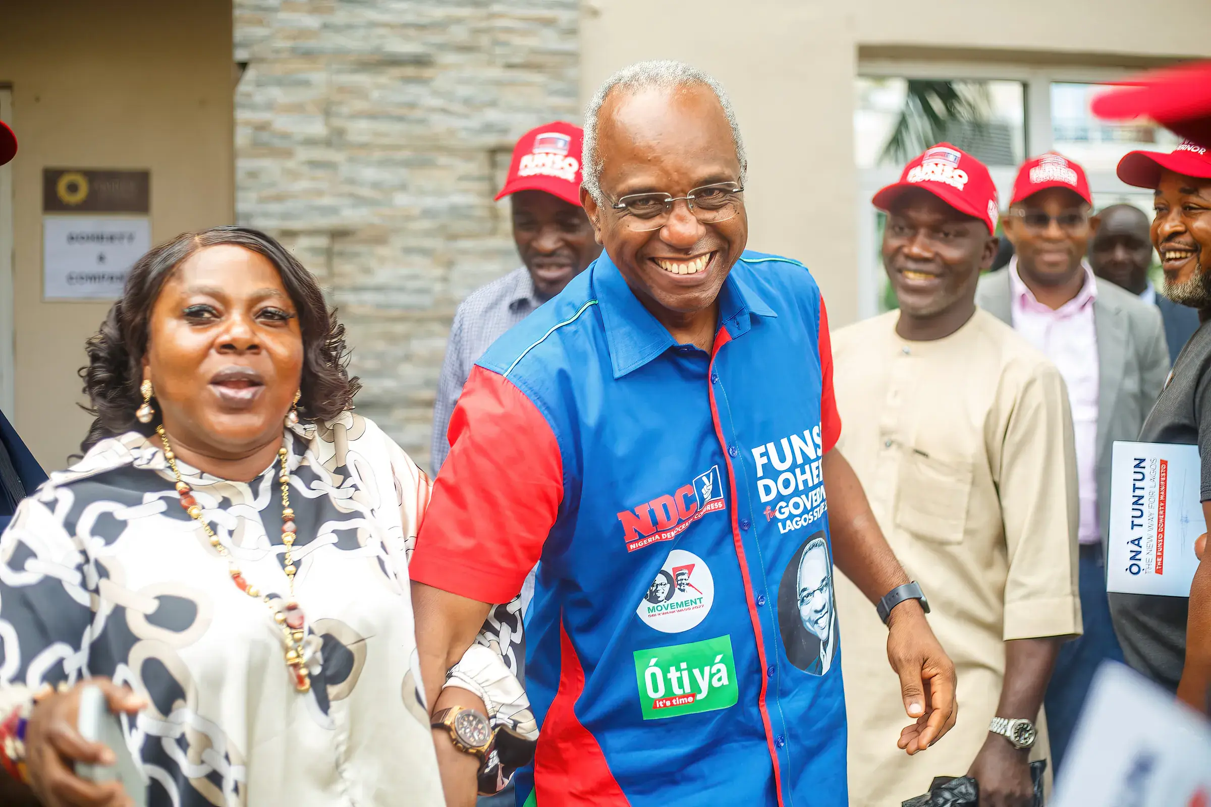 Funso Doherty pẹ̀lú àwọn ènìyàn níbi ìfilọ́lẹ̀ Ọ̀nà Tuntun.