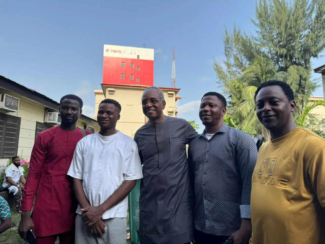 Funso Doherty pẹ̀lú àwọn ènìyàn nígbà ìbẹ̀wò rẹ̀ sí Eti-Osa.
