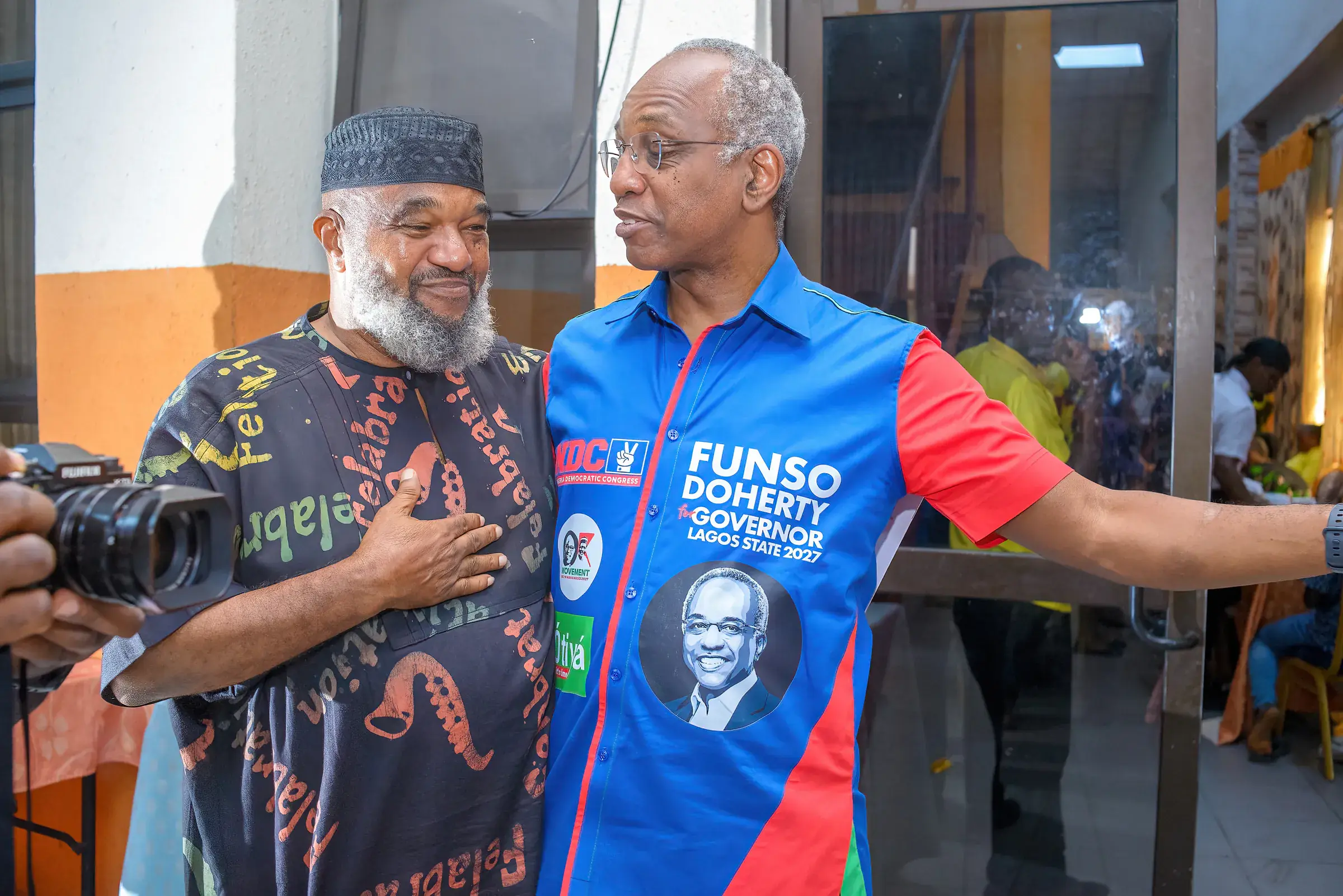 Funso Doherty pẹ̀lú àwọn ènìyàn níbi Felabration 2026.
