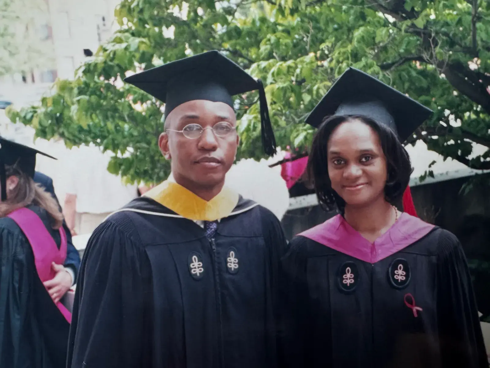 Funso àti Orode Doherty níbi ayẹyẹ ìkẹ́kọ̀ọ́jáde wọn ní Harvard, 2001.