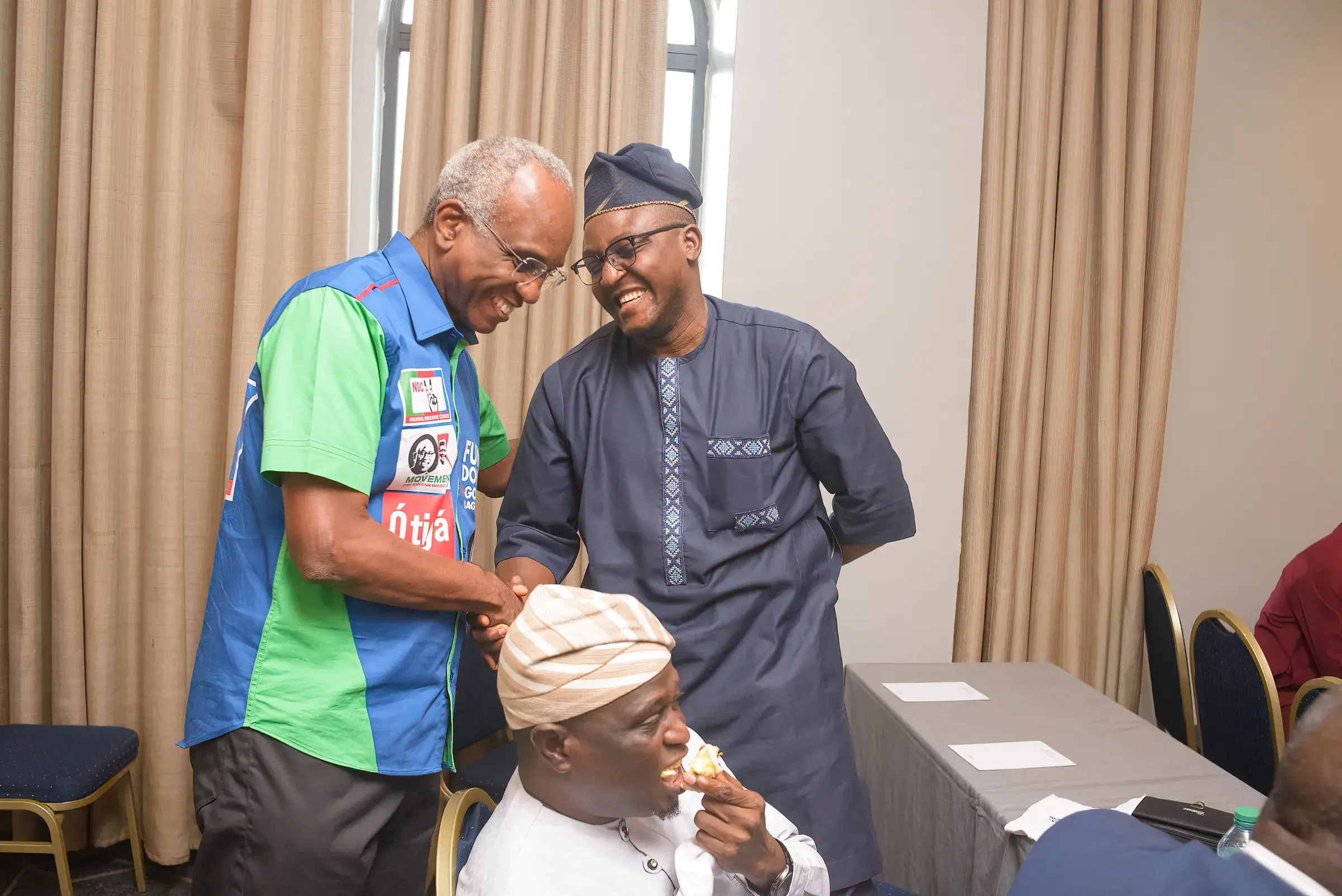 Funso Doherty pẹ̀lú àwọn ènìyàn níbi ìpàdé pẹ̀lú àwọn olùdíje NDC.