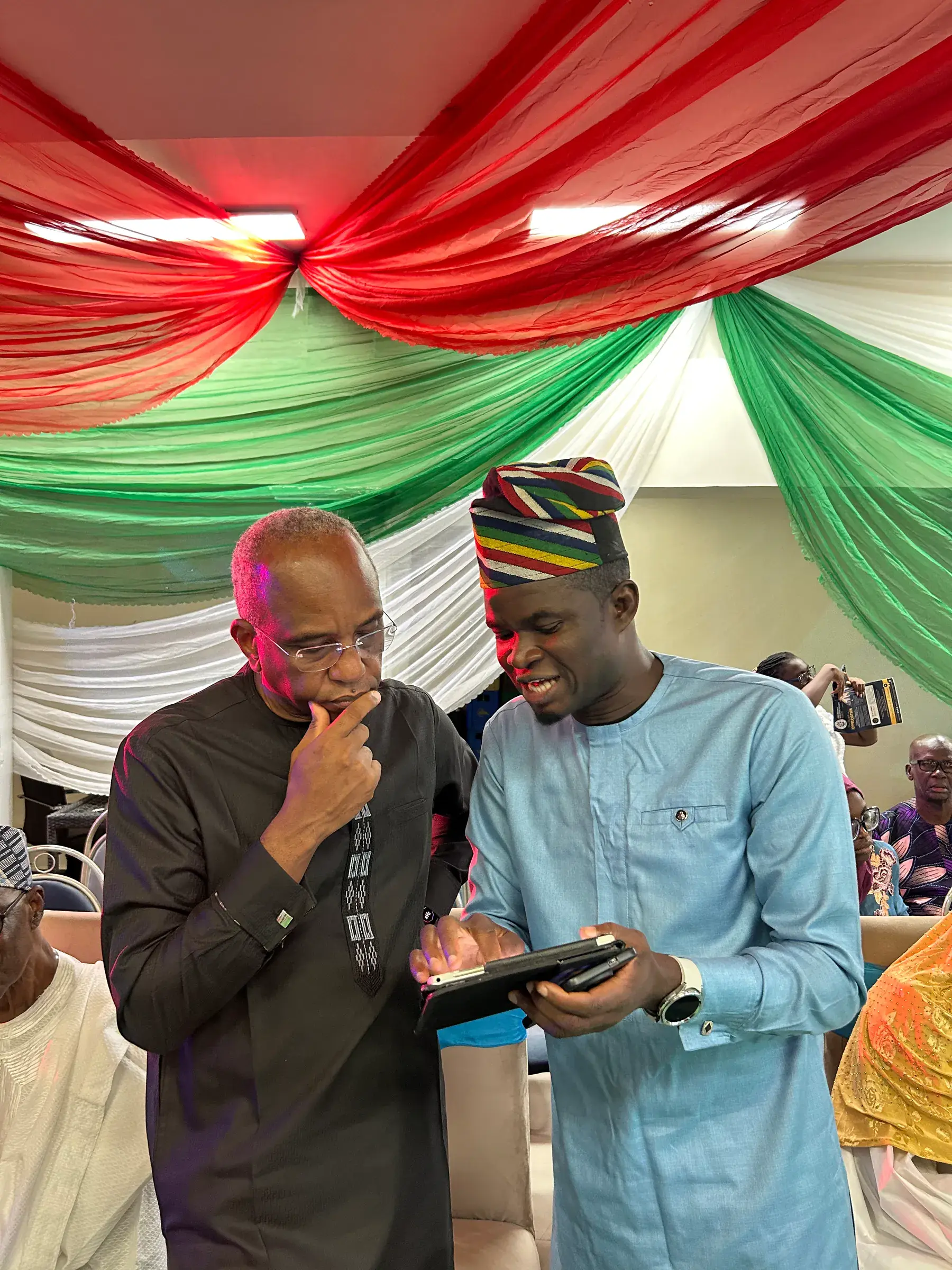 Funso Doherty pẹ̀lú àwọn ènìyàn níbi Àpéjọ LIACO Ọdọọdún Kejì.