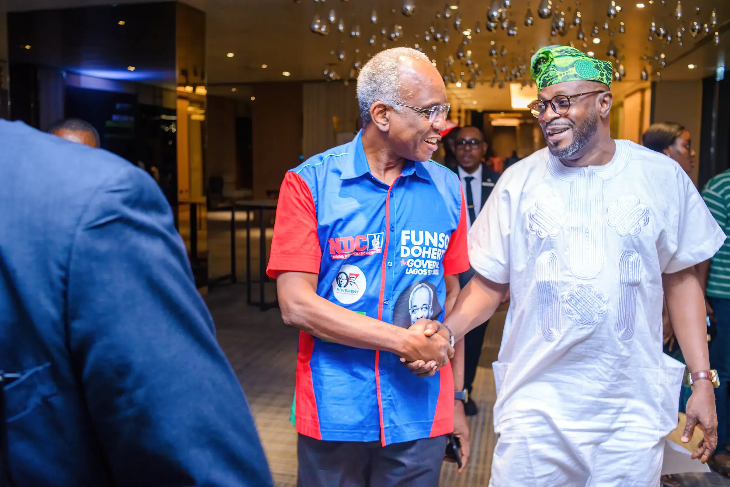 Funso Doherty pẹ̀lú àwọn ènìyàn níbi ìpàdé gbọ̀ngàn ìlú The Platform.